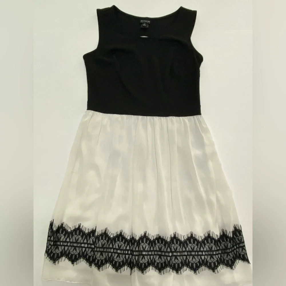 En Focus Studio Black and White Sleeveless dress with
Open Back size 6P - Picture 2 of 9